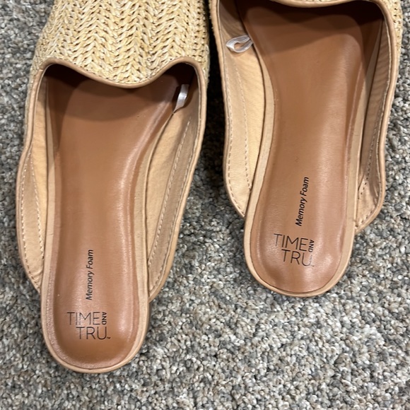 Time and Tru Slip on Whicker Shoes - Picture 2 of 2